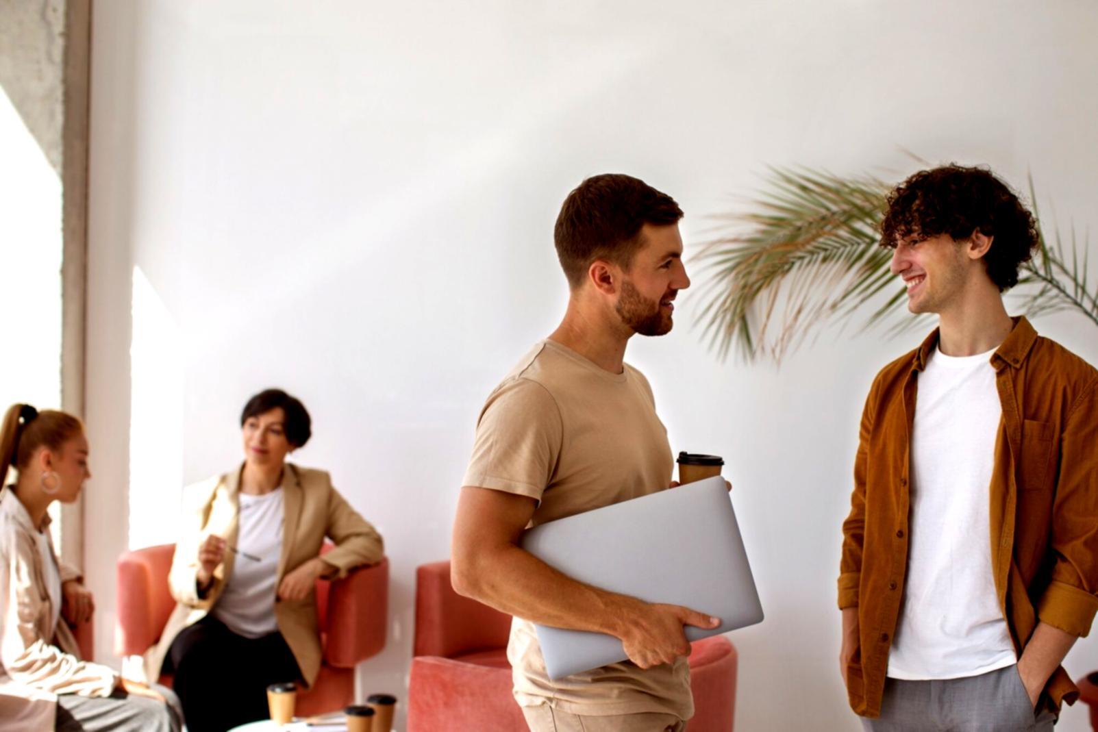 Teilnehmer arbeiten gemeinsam an Finanzstrategien während eines interaktiven Online-Seminars